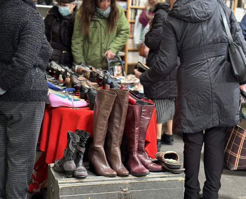 Photo Braderie Brignais Stand Chaussures