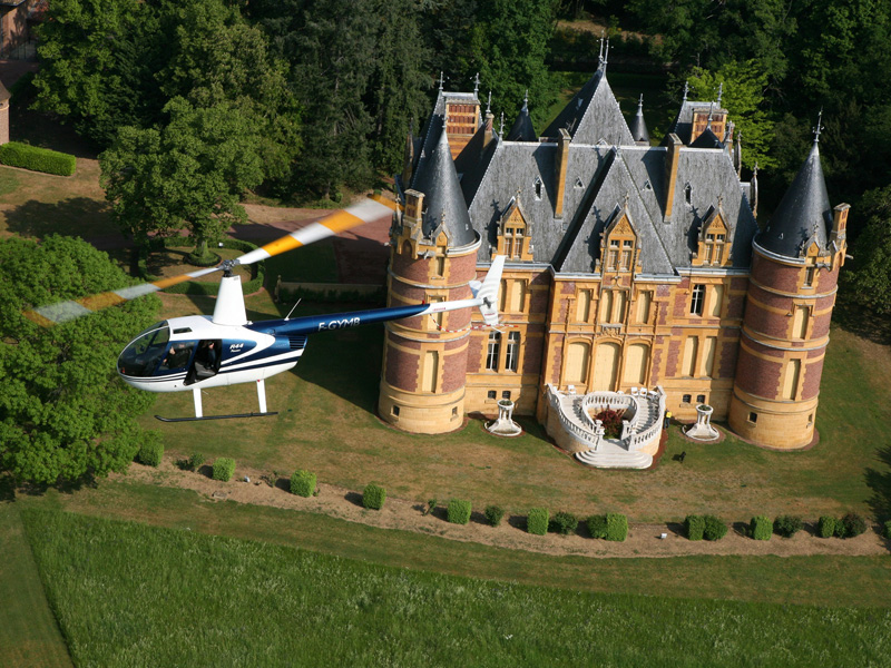 Hélicoptère en survol d'un château. Baptême à gagner au loto de la SPA de Lyon